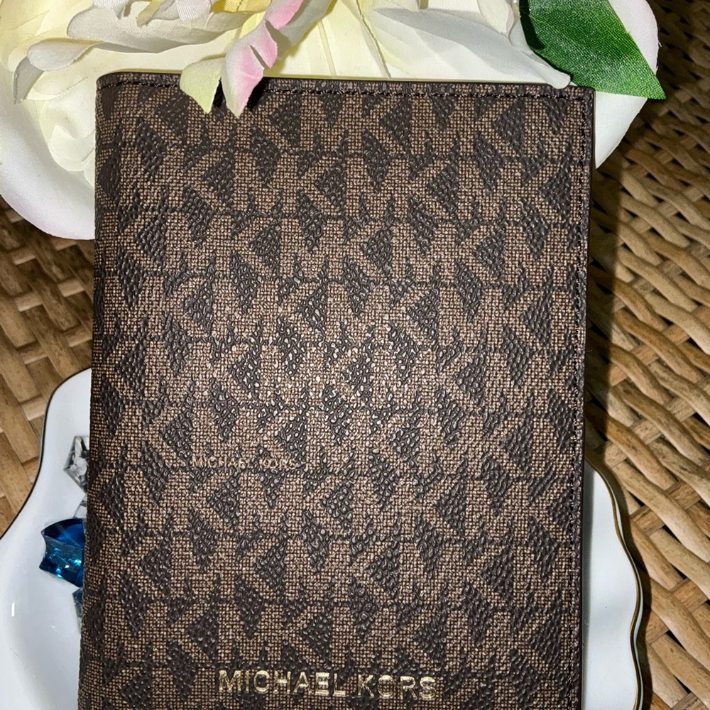 Michael Kors Signature Folding Card Case - Picture 2 of 14